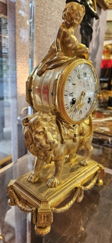Pendule au lion d'époque Louis XVI - Horlogerie Style Louis XVI