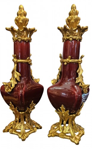 Paire de flacons Napoléon III en porcelaine "sang de boeuf" et bronze doré et ciselé,