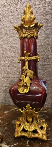 Paire de flacons Napoléon III en porcelaine "sang de boeuf" et bronze doré et ciselé, - Objet de décoration Style Napoléon III