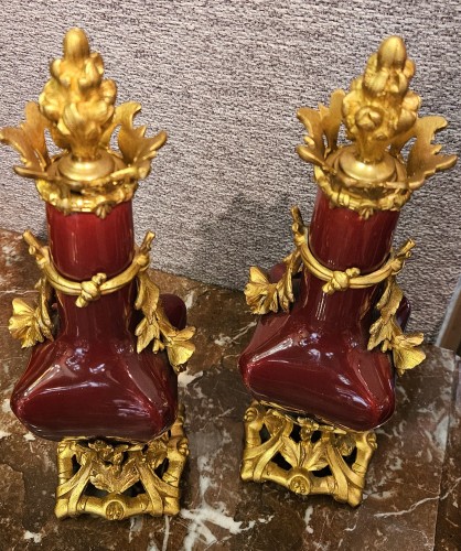 Paire de flacons Napoléon III en porcelaine "sang de boeuf" et bronze doré et ciselé, - Hirsch Antiquités