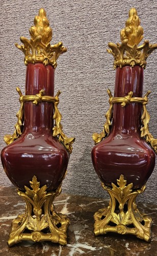 Paire de flacons Napoléon III en porcelaine "sang de boeuf" et bronze doré et ciselé, - Napoléon III