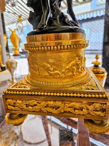 XIXe siècle - Paire de grands candélabres aux bacchantes, bronze patiné et doré au mercure