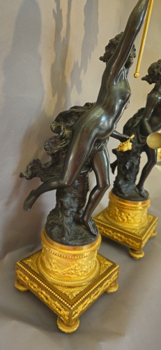Antiquités - Paire de grands candélabres aux bacchantes, bronze patiné et doré au mercure