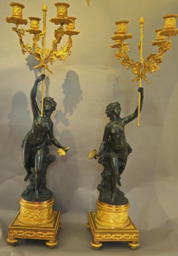 Antiquités - Paire de grands candélabres aux bacchantes, bronze patiné et doré au mercure