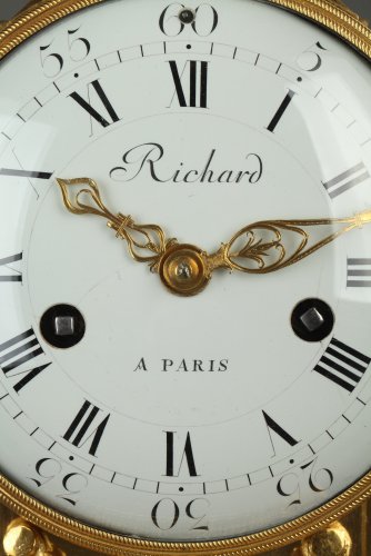 Pendule Louis XVI signée Richard à Paris, aux mufles de lion - Horlogerie Style Louis XVI