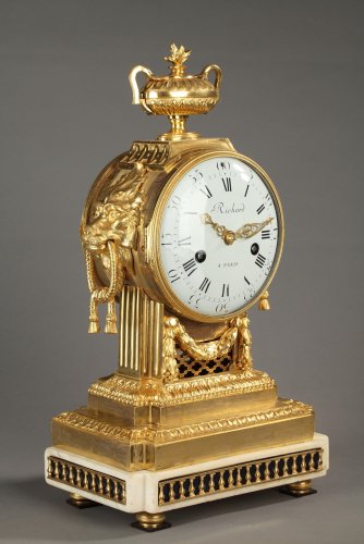 Horlogerie Pendule - Pendule Louis XVI signée Richard à Paris, aux mufles de lion
