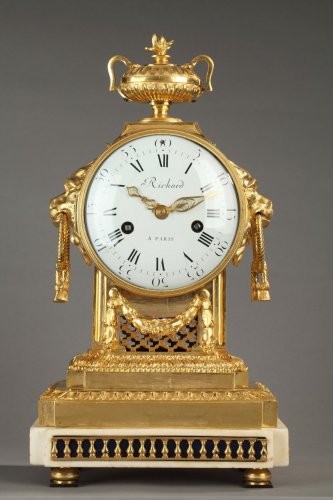 XVIIIe siècle - Pendule Louis XVI signée Richard à Paris, aux mufles de lion