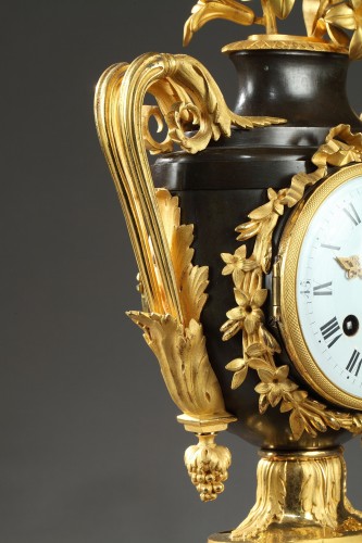 18th century - Fine Louis XVI Vase-Shaped Mantle Clock