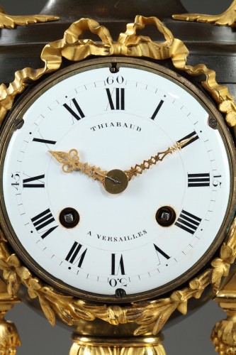 Antiquités - Fine Louis XVI Vase-Shaped Mantle Clock