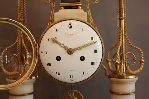 Pendule Louis XVI signée Degré - Horlogerie Style Louis XVI