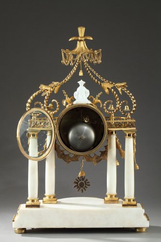 Antiquités - Pendule à complications Louis XVI "pagode au chinois"