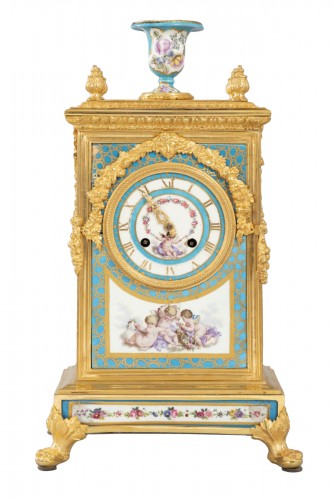 Pendule borne Louis XVI en bronze doré au mercure et porcelaine de Sèvres