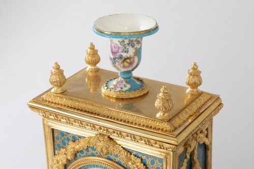 Pendule borne Louis XVI en bronze doré au mercure et porcelaine de Sèvres - Hirsch Antiquités