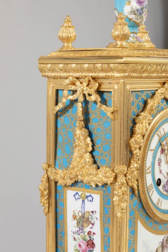 Antiquités - Pendule borne Louis XVI en bronze doré au mercure et porcelaine de Sèvres