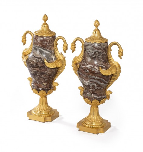 Paire de grands vases couverts en marbre et bronze doré