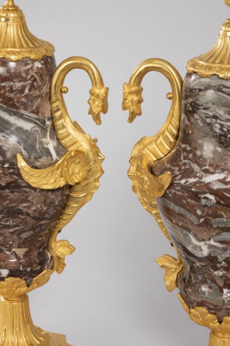 Paire de grands vases couverts en marbre et bronze doré - Objet de décoration Style 