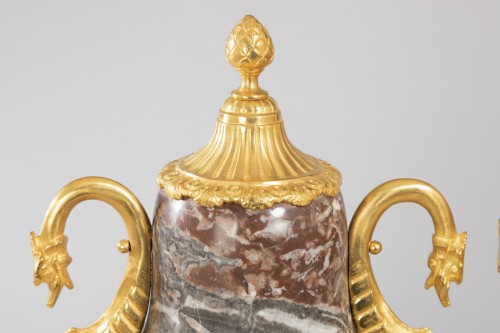Paire de grands vases couverts en marbre et bronze doré - Hirsch Antiquités