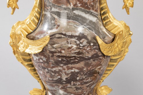 Paire de grands vases couverts en marbre et bronze doré - 