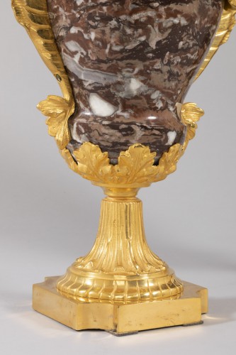  - Paire de grands vases couverts en marbre et bronze doré