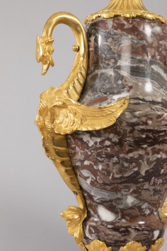 Antiquités - Paire de grands vases couverts en marbre et bronze doré