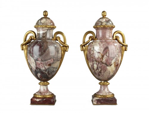 Paire de vases couverts en marbre et bronze doré signés Susse Frères