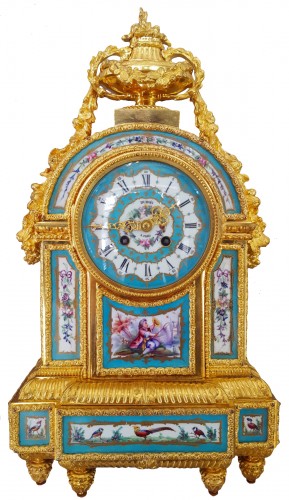 Pendule borne en bronze doré et plaques de porcelaine émaillées