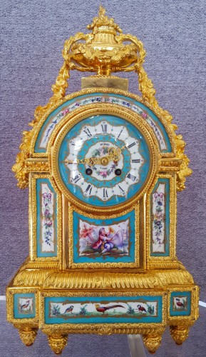 Horlogerie Pendule - Pendule borne en bronze doré et plaques de porcelaine émaillées