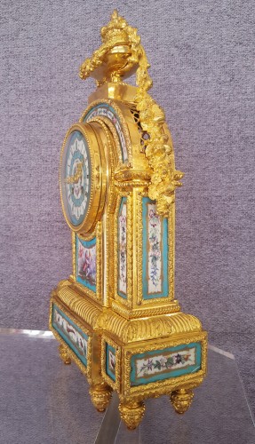 XIXe siècle - Pendule borne en bronze doré et plaques de porcelaine émaillées