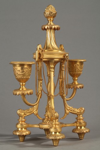 Paire de bougeoirs à double feux en bronze doré - Luminaires Style Louis-Philippe