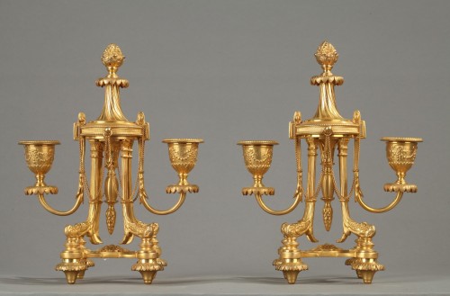 XIXe siècle - Paire de bougeoirs à double feux en bronze doré