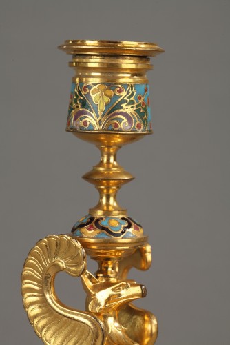 Antiquités - Bougeoirs aux griffons ailés F.Barbedienne en cloisonné et bronze doré