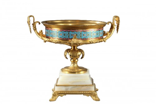 Grande coupe en bronze doré, onyx d'Algérie et émaux cloisonnés