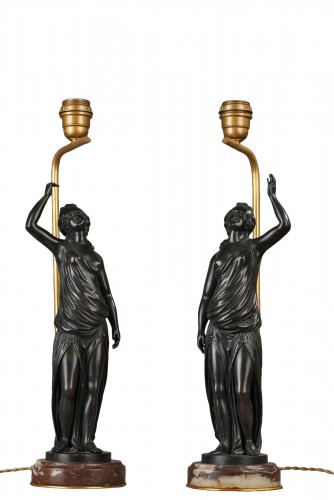 Femmes à l'antique, paire de lampes en bronze patiné