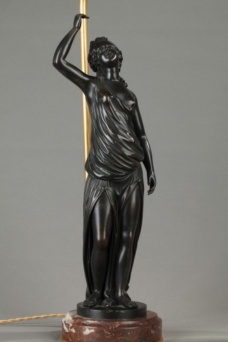 Femmes à l'antique, paire de lampes en bronze patiné - Luminaires Style 