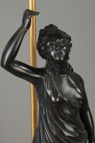 Luminaires Lampe - Femmes à l'antique, paire de lampes en bronze patiné