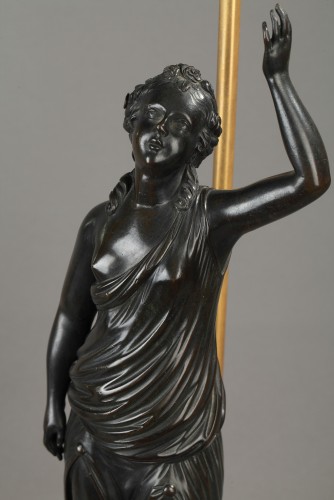 Femmes à l'antique, paire de lampes en bronze patiné - Hirsch Antiquités