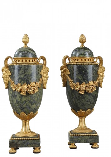 Paire de cassolettes marbre vert Empire et bronze doré à têtes de bélier