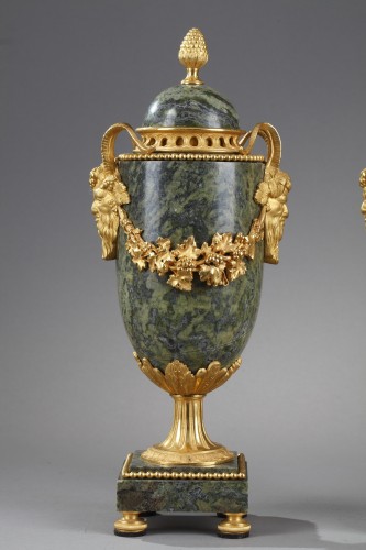 Paire de cassolettes marbre vert Empire et bronze doré à têtes de bélier - Objet de décoration Style Napoléon III
