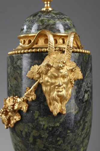 Paire de cassolettes marbre vert Empire et bronze doré à têtes de bélier - Hirsch Antiquités
