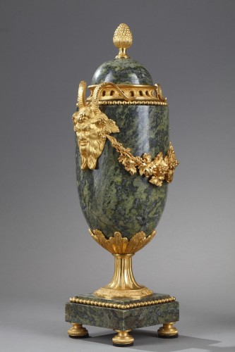 XIXe siècle - Paire de cassolettes marbre vert Empire et bronze doré à têtes de bélier