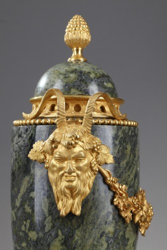 Napoléon III - Paire de cassolettes marbre vert Empire et bronze doré à têtes de bélier