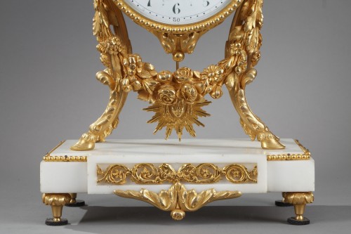 Horlogerie  - Pendule en marbre blanc et bronze doré à l'amour