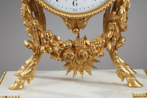 Pendule en marbre blanc et bronze doré à l'amour - Hirsch Antiquités