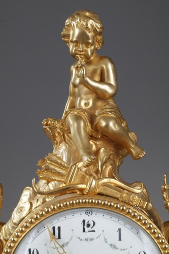 XIXe siècle - Pendule en marbre blanc et bronze doré à l'amour