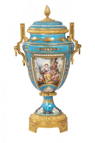 Vase couvert en porcelaine et bronze doré