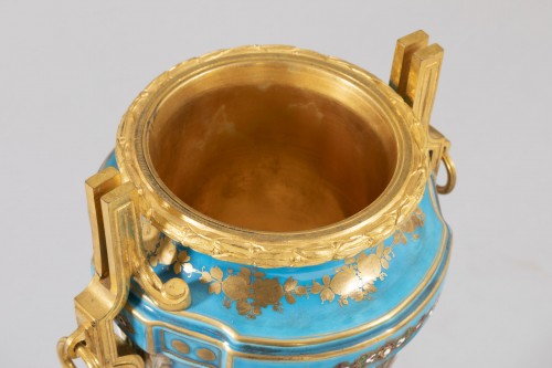 XIXe siècle - Vase couvert en porcelaine et bronze doré