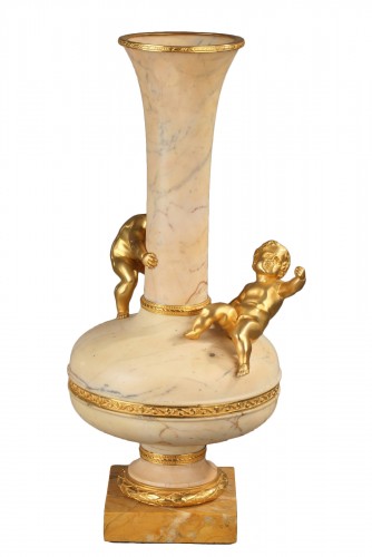 Vase with Putti in marble and gilt bronze