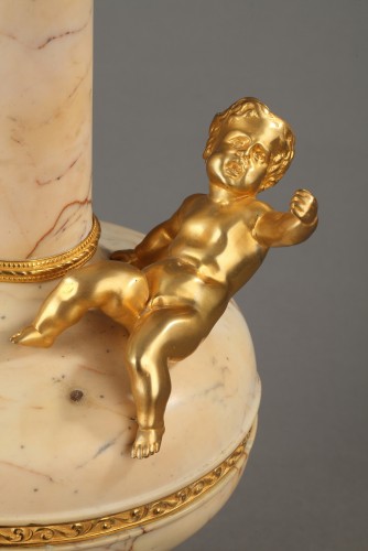 Vase en marbre et bronze doré aux Putti - Objet de décoration Style Restauration - Charles X