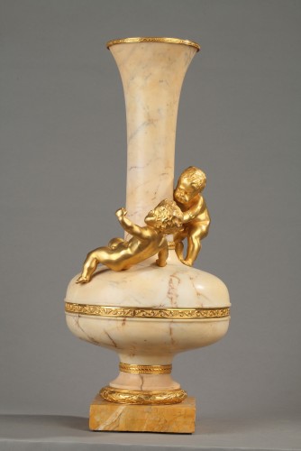 Objet de décoration Cassolettes, coupe et vase - Vase en marbre et bronze doré aux Putti
