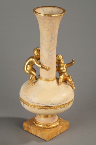 Vase with Putti in marble and gilt bronze - 